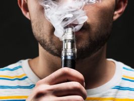 EL CONSEJO GENERAL DE FARMACÉUTICOS ALERTA DE LOS RIESGOS DEL USO DE VAPEADORES PARA LA SALUD