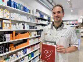 UNA FARMACIA DEL CENTRO DE DONOSTIA SALVA LA VIDA A UN TURISTA GRACIAS A SU DESFIBRILADOR